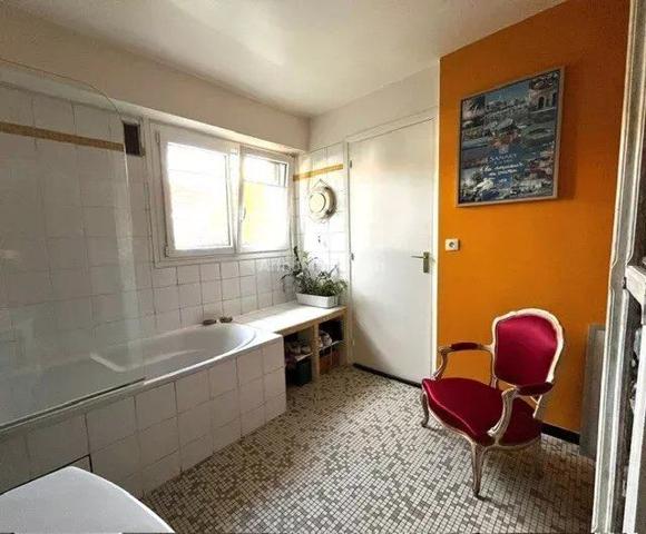 Vente                                                      Appartement
                        
                     4 pièces                      97 m2                     à Joinville-le-Pont