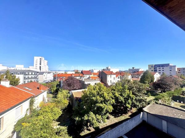 Vente                                                      Appartement
                        
                     3 pièces                      61 m2                     à Clermont-Ferrand