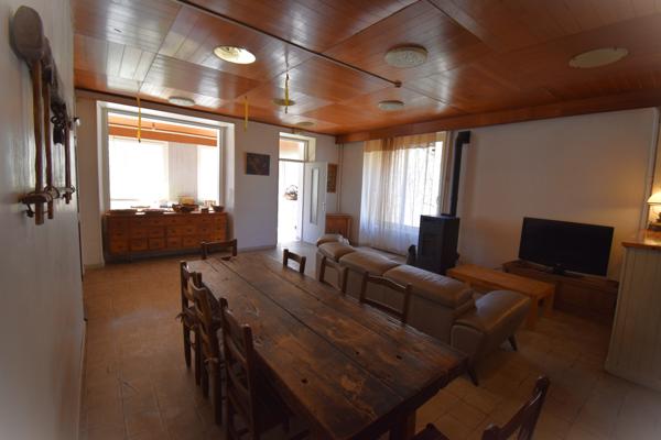 Immeuble 849m² hab, T35, 11 appartements+terrain à 550m des Pistes