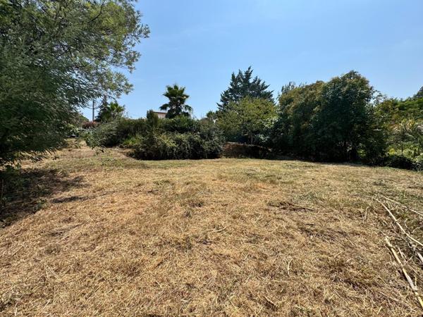 LA ROQUETTE-SUR-SIAGNE – TERRAIN À BÂTIR – ENV. 735 m²