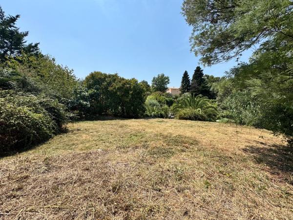 LA ROQUETTE-SUR-SIAGNE – TERRAIN À BÂTIR – ENV. 735 m²