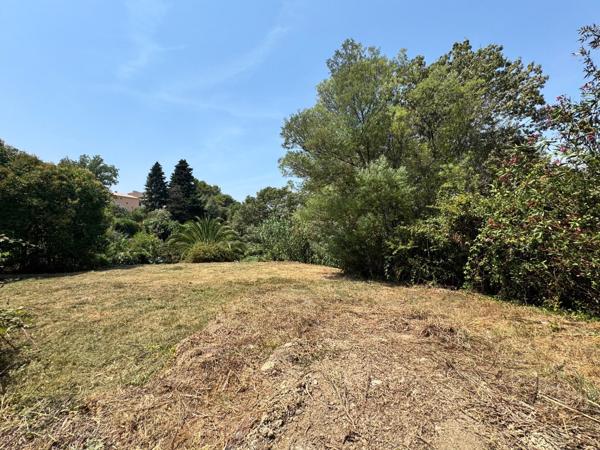 LA ROQUETTE-SUR-SIAGNE – TERRAIN À BÂTIR – ENV. 735 m²