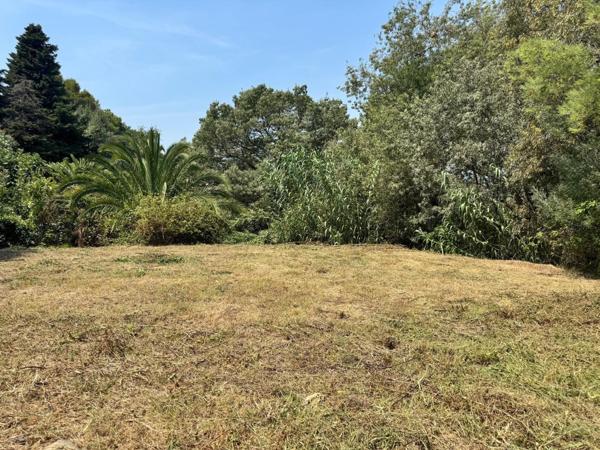 LA ROQUETTE-SUR-SIAGNE – TERRAIN À BÂTIR – ENV. 735 m²