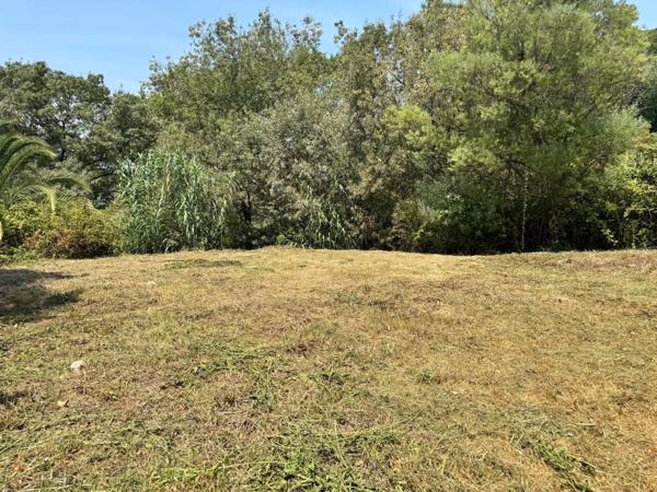 LA ROQUETTE-SUR-SIAGNE – TERRAIN À BÂTIR – ENV. 735 m²