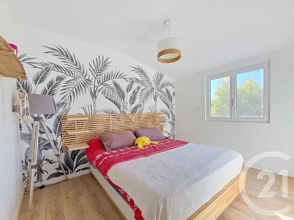 Maison à vendre  4 pièces - 102,40 m 2   RIOM  - 63