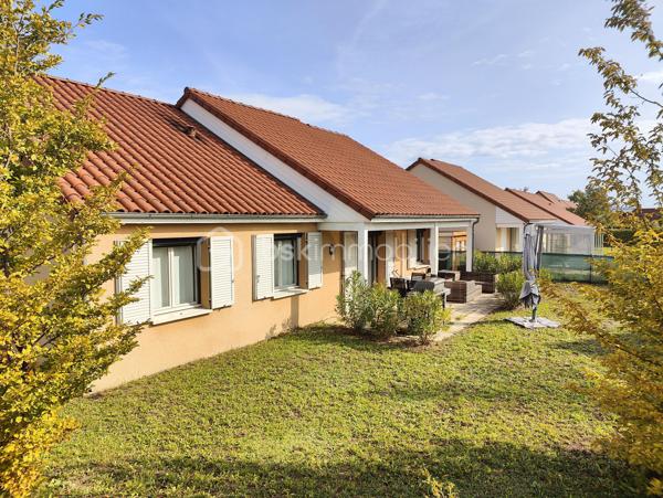 À vendre sur la commune recherchée de Le Cendre, découvrez cette belle maison de plain-pied construite en 2011, d’une surface habitable de 114 m², implantée sur une parcelle de 780 m².

Elle se compose d’un vaste double séjour lumineux de 55 m² avec cuisine ouverte, offrant un bel espace de vie convivial. Une porte-fenêtre donne accès direct au jardin et à une terrasse exposée plein sud, idéale pour profiter des beaux jours.

La partie nuit comprend :

3 chambres avec placard dont 1 suite parentale avec salle d'eau.

1 bureau (pouvant servir de chambre d’appoint),

1 salle de bain avec WC,


Côté confort et équipements :

Chauffage au gaz complété par une climatisation réversible,

Volets roulants électriques,

Garage avec porte automatique,

Carport pour stationnement supplémentaire.

💰 Taxe foncière : 1 610 €

✅ Maison récente (2011) et fonctionnelle
✅ Terrasse plein sud
✅ Terrain de 780 m²
✅ Chauffage gaz + climatisation réversible
✅ Garage + carport

📍 Une opportunité rare sur le secteur de Le Cendre !