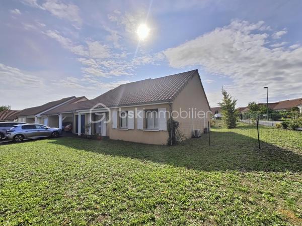 À vendre sur la commune recherchée de Le Cendre, découvrez cette belle maison de plain-pied construite en 2011, d’une surface habitable de 114 m², implantée sur une parcelle de 780 m².

Elle se compose d’un vaste double séjour lumineux de 55 m² avec cuisine ouverte, offrant un bel espace de vie convivial. Une porte-fenêtre donne accès direct au jardin et à une terrasse exposée plein sud, idéale pour profiter des beaux jours.

La partie nuit comprend :

3 chambres avec placard dont 1 suite parentale avec salle d'eau.

1 bureau (pouvant servir de chambre d’appoint),

1 salle de bain avec WC,


Côté confort et équipements :

Chauffage au gaz complété par une climatisation réversible,

Volets roulants électriques,

Garage avec porte automatique,

Carport pour stationnement supplémentaire.

💰 Taxe foncière : 1 610 €

✅ Maison récente (2011) et fonctionnelle
✅ Terrasse plein sud
✅ Terrain de 780 m²
✅ Chauffage gaz + climatisation réversible
✅ Garage + carport

📍 Une opportunité rare sur le secteur de Le Cendre !