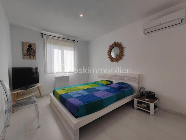 À vendre sur la commune recherchée de Le Cendre, découvrez cette belle maison de plain-pied construite en 2011, d’une surface habitable de 114 m², implantée sur une parcelle de 780 m².

Elle se compose d’un vaste double séjour lumineux de 55 m² avec cuisine ouverte, offrant un bel espace de vie convivial. Une porte-fenêtre donne accès direct au jardin et à une terrasse exposée plein sud, idéale pour profiter des beaux jours.

La partie nuit comprend :

3 chambres avec placard dont 1 suite parentale avec salle d'eau.

1 bureau (pouvant servir de chambre d’appoint),

1 salle de bain avec WC,


Côté confort et équipements :

Chauffage au gaz complété par une climatisation réversible,

Volets roulants électriques,

Garage avec porte automatique,

Carport pour stationnement supplémentaire.

💰 Taxe foncière : 1 610 €

✅ Maison récente (2011) et fonctionnelle
✅ Terrasse plein sud
✅ Terrain de 780 m²
✅ Chauffage gaz + climatisation réversible
✅ Garage + carport

📍 Une opportunité rare sur le secteur de Le Cendre !