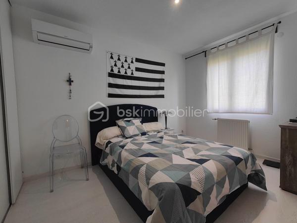 À vendre sur la commune recherchée de Le Cendre, découvrez cette belle maison de plain-pied construite en 2011, d’une surface habitable de 114 m², implantée sur une parcelle de 780 m².

Elle se compose d’un vaste double séjour lumineux de 55 m² avec cuisine ouverte, offrant un bel espace de vie convivial. Une porte-fenêtre donne accès direct au jardin et à une terrasse exposée plein sud, idéale pour profiter des beaux jours.

La partie nuit comprend :

3 chambres avec placard dont 1 suite parentale avec salle d'eau.

1 bureau (pouvant servir de chambre d’appoint),

1 salle de bain avec WC,


Côté confort et équipements :

Chauffage au gaz complété par une climatisation réversible,

Volets roulants électriques,

Garage avec porte automatique,

Carport pour stationnement supplémentaire.

💰 Taxe foncière : 1 610 €

✅ Maison récente (2011) et fonctionnelle
✅ Terrasse plein sud
✅ Terrain de 780 m²
✅ Chauffage gaz + climatisation réversible
✅ Garage + carport

📍 Une opportunité rare sur le secteur de Le Cendre !