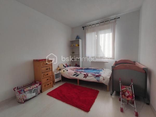 À vendre sur la commune recherchée de Le Cendre, découvrez cette belle maison de plain-pied construite en 2011, d’une surface habitable de 114 m², implantée sur une parcelle de 780 m².

Elle se compose d’un vaste double séjour lumineux de 55 m² avec cuisine ouverte, offrant un bel espace de vie convivial. Une porte-fenêtre donne accès direct au jardin et à une terrasse exposée plein sud, idéale pour profiter des beaux jours.

La partie nuit comprend :

3 chambres avec placard dont 1 suite parentale avec salle d'eau.

1 bureau (pouvant servir de chambre d’appoint),

1 salle de bain avec WC,


Côté confort et équipements :

Chauffage au gaz complété par une climatisation réversible,

Volets roulants électriques,

Garage avec porte automatique,

Carport pour stationnement supplémentaire.

💰 Taxe foncière : 1 610 €

✅ Maison récente (2011) et fonctionnelle
✅ Terrasse plein sud
✅ Terrain de 780 m²
✅ Chauffage gaz + climatisation réversible
✅ Garage + carport

📍 Une opportunité rare sur le secteur de Le Cendre !