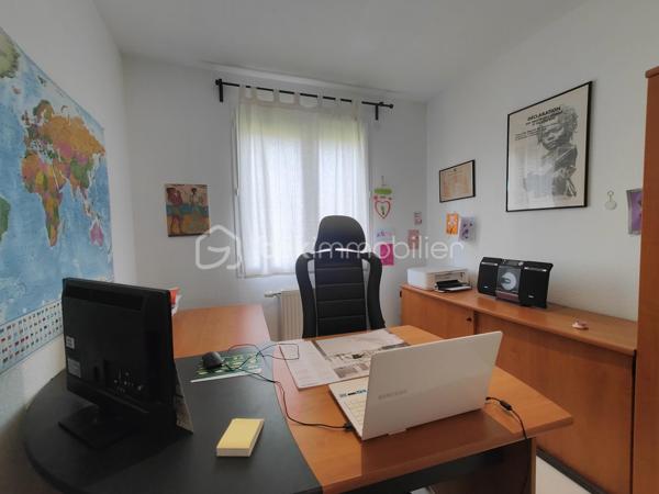 À vendre sur la commune recherchée de Le Cendre, découvrez cette belle maison de plain-pied construite en 2011, d’une surface habitable de 114 m², implantée sur une parcelle de 780 m².

Elle se compose d’un vaste double séjour lumineux de 55 m² avec cuisine ouverte, offrant un bel espace de vie convivial. Une porte-fenêtre donne accès direct au jardin et à une terrasse exposée plein sud, idéale pour profiter des beaux jours.

La partie nuit comprend :

3 chambres avec placard dont 1 suite parentale avec salle d'eau.

1 bureau (pouvant servir de chambre d’appoint),

1 salle de bain avec WC,


Côté confort et équipements :

Chauffage au gaz complété par une climatisation réversible,

Volets roulants électriques,

Garage avec porte automatique,

Carport pour stationnement supplémentaire.

💰 Taxe foncière : 1 610 €

✅ Maison récente (2011) et fonctionnelle
✅ Terrasse plein sud
✅ Terrain de 780 m²
✅ Chauffage gaz + climatisation réversible
✅ Garage + carport

📍 Une opportunité rare sur le secteur de Le Cendre !