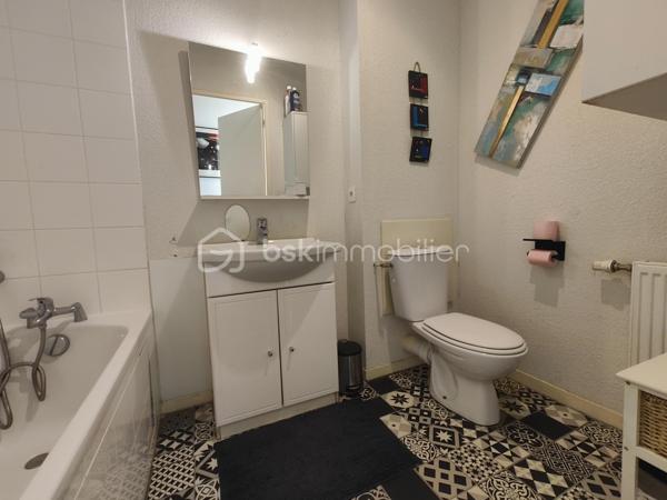 À vendre sur la commune recherchée de Le Cendre, découvrez cette belle maison de plain-pied construite en 2011, d’une surface habitable de 114 m², implantée sur une parcelle de 780 m².

Elle se compose d’un vaste double séjour lumineux de 55 m² avec cuisine ouverte, offrant un bel espace de vie convivial. Une porte-fenêtre donne accès direct au jardin et à une terrasse exposée plein sud, idéale pour profiter des beaux jours.

La partie nuit comprend :

3 chambres avec placard dont 1 suite parentale avec salle d'eau.

1 bureau (pouvant servir de chambre d’appoint),

1 salle de bain avec WC,


Côté confort et équipements :

Chauffage au gaz complété par une climatisation réversible,

Volets roulants électriques,

Garage avec porte automatique,

Carport pour stationnement supplémentaire.

💰 Taxe foncière : 1 610 €

✅ Maison récente (2011) et fonctionnelle
✅ Terrasse plein sud
✅ Terrain de 780 m²
✅ Chauffage gaz + climatisation réversible
✅ Garage + carport

📍 Une opportunité rare sur le secteur de Le Cendre !