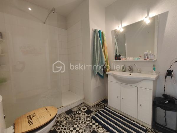 À vendre sur la commune recherchée de Le Cendre, découvrez cette belle maison de plain-pied construite en 2011, d’une surface habitable de 114 m², implantée sur une parcelle de 780 m².

Elle se compose d’un vaste double séjour lumineux de 55 m² avec cuisine ouverte, offrant un bel espace de vie convivial. Une porte-fenêtre donne accès direct au jardin et à une terrasse exposée plein sud, idéale pour profiter des beaux jours.

La partie nuit comprend :

3 chambres avec placard dont 1 suite parentale avec salle d'eau.

1 bureau (pouvant servir de chambre d’appoint),

1 salle de bain avec WC,


Côté confort et équipements :

Chauffage au gaz complété par une climatisation réversible,

Volets roulants électriques,

Garage avec porte automatique,

Carport pour stationnement supplémentaire.

💰 Taxe foncière : 1 610 €

✅ Maison récente (2011) et fonctionnelle
✅ Terrasse plein sud
✅ Terrain de 780 m²
✅ Chauffage gaz + climatisation réversible
✅ Garage + carport

📍 Une opportunité rare sur le secteur de Le Cendre !