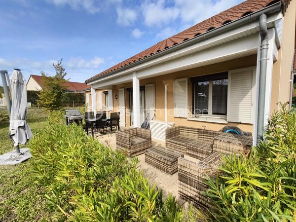 À vendre sur la commune recherchée de Le Cendre, découvrez cette belle maison de plain-pied construite en 2011, d’une surface habitable de 114 m², implantée sur une parcelle de 780 m².

Elle se compose d’un vaste double séjour lumineux de 55 m² avec cuisine ouverte, offrant un bel espace de vie convivial. Une porte-fenêtre donne accès direct au jardin et à une terrasse exposée plein sud, idéale pour profiter des beaux jours.

La partie nuit comprend :

3 chambres avec placard dont 1 suite parentale avec salle d'eau.

1 bureau (pouvant servir de chambre d’appoint),

1 salle de bain avec WC,


Côté confort et équipements :

Chauffage au gaz complété par une climatisation réversible,

Volets roulants électriques,

Garage avec porte automatique,

Carport pour stationnement supplémentaire.

💰 Taxe foncière : 1 610 €

✅ Maison récente (2011) et fonctionnelle
✅ Terrasse plein sud
✅ Terrain de 780 m²
✅ Chauffage gaz + climatisation réversible
✅ Garage + carport

📍 Une opportunité rare sur le secteur de Le Cendre !