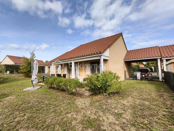 À vendre sur la commune recherchée de Le Cendre, découvrez cette belle maison de plain-pied construite en 2011, d’une surface habitable de 114 m², implantée sur une parcelle de 780 m².

Elle se compose d’un vaste double séjour lumineux de 55 m² avec cuisine ouverte, offrant un bel espace de vie convivial. Une porte-fenêtre donne accès direct au jardin et à une terrasse exposée plein sud, idéale pour profiter des beaux jours.

La partie nuit comprend :

3 chambres avec placard dont 1 suite parentale avec salle d'eau.

1 bureau (pouvant servir de chambre d’appoint),

1 salle de bain avec WC,


Côté confort et équipements :

Chauffage au gaz complété par une climatisation réversible,

Volets roulants électriques,

Garage avec porte automatique,

Carport pour stationnement supplémentaire.

💰 Taxe foncière : 1 610 €

✅ Maison récente (2011) et fonctionnelle
✅ Terrasse plein sud
✅ Terrain de 780 m²
✅ Chauffage gaz + climatisation réversible
✅ Garage + carport

📍 Une opportunité rare sur le secteur de Le Cendre !