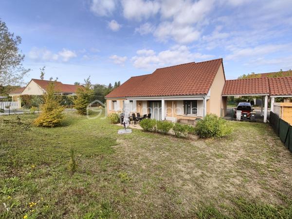 À vendre sur la commune recherchée de Le Cendre, découvrez cette belle maison de plain-pied construite en 2011, d’une surface habitable de 114 m², implantée sur une parcelle de 780 m².

Elle se compose d’un vaste double séjour lumineux de 55 m² avec cuisine ouverte, offrant un bel espace de vie convivial. Une porte-fenêtre donne accès direct au jardin et à une terrasse exposée plein sud, idéale pour profiter des beaux jours.

La partie nuit comprend :

3 chambres avec placard dont 1 suite parentale avec salle d'eau.

1 bureau (pouvant servir de chambre d’appoint),

1 salle de bain avec WC,


Côté confort et équipements :

Chauffage au gaz complété par une climatisation réversible,

Volets roulants électriques,

Garage avec porte automatique,

Carport pour stationnement supplémentaire.

💰 Taxe foncière : 1 610 €

✅ Maison récente (2011) et fonctionnelle
✅ Terrasse plein sud
✅ Terrain de 780 m²
✅ Chauffage gaz + climatisation réversible
✅ Garage + carport

📍 Une opportunité rare sur le secteur de Le Cendre !