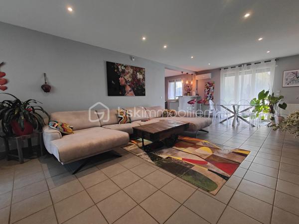 À vendre sur la commune recherchée de Le Cendre, découvrez cette belle maison de plain-pied construite en 2011, d’une surface habitable de 114 m², implantée sur une parcelle de 780 m².

Elle se compose d’un vaste double séjour lumineux de 55 m² avec cuisine ouverte, offrant un bel espace de vie convivial. Une porte-fenêtre donne accès direct au jardin et à une terrasse exposée plein sud, idéale pour profiter des beaux jours.

La partie nuit comprend :

3 chambres avec placard dont 1 suite parentale avec salle d'eau.

1 bureau (pouvant servir de chambre d’appoint),

1 salle de bain avec WC,


Côté confort et équipements :

Chauffage au gaz complété par une climatisation réversible,

Volets roulants électriques,

Garage avec porte automatique,

Carport pour stationnement supplémentaire.

💰 Taxe foncière : 1 610 €

✅ Maison récente (2011) et fonctionnelle
✅ Terrasse plein sud
✅ Terrain de 780 m²
✅ Chauffage gaz + climatisation réversible
✅ Garage + carport

📍 Une opportunité rare sur le secteur de Le Cendre !