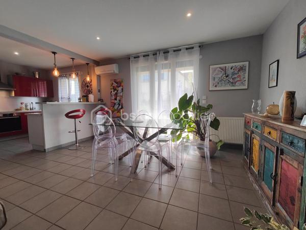 À vendre sur la commune recherchée de Le Cendre, découvrez cette belle maison de plain-pied construite en 2011, d’une surface habitable de 114 m², implantée sur une parcelle de 780 m².

Elle se compose d’un vaste double séjour lumineux de 55 m² avec cuisine ouverte, offrant un bel espace de vie convivial. Une porte-fenêtre donne accès direct au jardin et à une terrasse exposée plein sud, idéale pour profiter des beaux jours.

La partie nuit comprend :

3 chambres avec placard dont 1 suite parentale avec salle d'eau.

1 bureau (pouvant servir de chambre d’appoint),

1 salle de bain avec WC,


Côté confort et équipements :

Chauffage au gaz complété par une climatisation réversible,

Volets roulants électriques,

Garage avec porte automatique,

Carport pour stationnement supplémentaire.

💰 Taxe foncière : 1 610 €

✅ Maison récente (2011) et fonctionnelle
✅ Terrasse plein sud
✅ Terrain de 780 m²
✅ Chauffage gaz + climatisation réversible
✅ Garage + carport

📍 Une opportunité rare sur le secteur de Le Cendre !