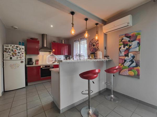 À vendre sur la commune recherchée de Le Cendre, découvrez cette belle maison de plain-pied construite en 2011, d’une surface habitable de 114 m², implantée sur une parcelle de 780 m².

Elle se compose d’un vaste double séjour lumineux de 55 m² avec cuisine ouverte, offrant un bel espace de vie convivial. Une porte-fenêtre donne accès direct au jardin et à une terrasse exposée plein sud, idéale pour profiter des beaux jours.

La partie nuit comprend :

3 chambres avec placard dont 1 suite parentale avec salle d'eau.

1 bureau (pouvant servir de chambre d’appoint),

1 salle de bain avec WC,


Côté confort et équipements :

Chauffage au gaz complété par une climatisation réversible,

Volets roulants électriques,

Garage avec porte automatique,

Carport pour stationnement supplémentaire.

💰 Taxe foncière : 1 610 €

✅ Maison récente (2011) et fonctionnelle
✅ Terrasse plein sud
✅ Terrain de 780 m²
✅ Chauffage gaz + climatisation réversible
✅ Garage + carport

📍 Une opportunité rare sur le secteur de Le Cendre !