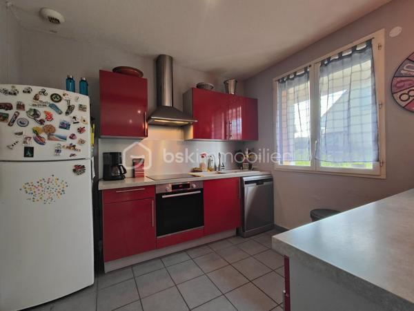 À vendre sur la commune recherchée de Le Cendre, découvrez cette belle maison de plain-pied construite en 2011, d’une surface habitable de 114 m², implantée sur une parcelle de 780 m².

Elle se compose d’un vaste double séjour lumineux de 55 m² avec cuisine ouverte, offrant un bel espace de vie convivial. Une porte-fenêtre donne accès direct au jardin et à une terrasse exposée plein sud, idéale pour profiter des beaux jours.

La partie nuit comprend :

3 chambres avec placard dont 1 suite parentale avec salle d'eau.

1 bureau (pouvant servir de chambre d’appoint),

1 salle de bain avec WC,


Côté confort et équipements :

Chauffage au gaz complété par une climatisation réversible,

Volets roulants électriques,

Garage avec porte automatique,

Carport pour stationnement supplémentaire.

💰 Taxe foncière : 1 610 €

✅ Maison récente (2011) et fonctionnelle
✅ Terrasse plein sud
✅ Terrain de 780 m²
✅ Chauffage gaz + climatisation réversible
✅ Garage + carport

📍 Une opportunité rare sur le secteur de Le Cendre !