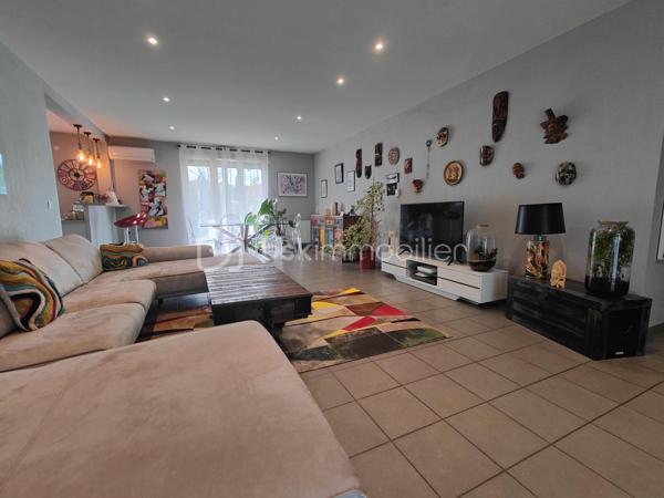 À vendre sur la commune recherchée de Le Cendre, découvrez cette belle maison de plain-pied construite en 2011, d’une surface habitable de 114 m², implantée sur une parcelle de 780 m².

Elle se compose d’un vaste double séjour lumineux de 55 m² avec cuisine ouverte, offrant un bel espace de vie convivial. Une porte-fenêtre donne accès direct au jardin et à une terrasse exposée plein sud, idéale pour profiter des beaux jours.

La partie nuit comprend :

3 chambres avec placard dont 1 suite parentale avec salle d'eau.

1 bureau (pouvant servir de chambre d’appoint),

1 salle de bain avec WC,


Côté confort et équipements :

Chauffage au gaz complété par une climatisation réversible,

Volets roulants électriques,

Garage avec porte automatique,

Carport pour stationnement supplémentaire.

💰 Taxe foncière : 1 610 €

✅ Maison récente (2011) et fonctionnelle
✅ Terrasse plein sud
✅ Terrain de 780 m²
✅ Chauffage gaz + climatisation réversible
✅ Garage + carport

📍 Une opportunité rare sur le secteur de Le Cendre !