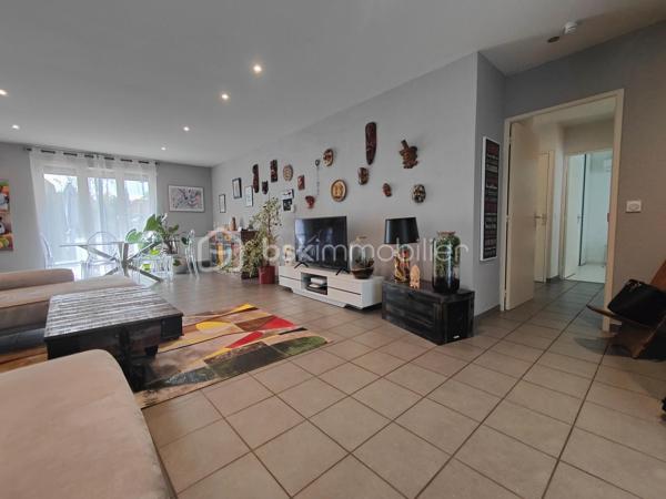 À vendre sur la commune recherchée de Le Cendre, découvrez cette belle maison de plain-pied construite en 2011, d’une surface habitable de 114 m², implantée sur une parcelle de 780 m².

Elle se compose d’un vaste double séjour lumineux de 55 m² avec cuisine ouverte, offrant un bel espace de vie convivial. Une porte-fenêtre donne accès direct au jardin et à une terrasse exposée plein sud, idéale pour profiter des beaux jours.

La partie nuit comprend :

3 chambres avec placard dont 1 suite parentale avec salle d'eau.

1 bureau (pouvant servir de chambre d’appoint),

1 salle de bain avec WC,


Côté confort et équipements :

Chauffage au gaz complété par une climatisation réversible,

Volets roulants électriques,

Garage avec porte automatique,

Carport pour stationnement supplémentaire.

💰 Taxe foncière : 1 610 €

✅ Maison récente (2011) et fonctionnelle
✅ Terrasse plein sud
✅ Terrain de 780 m²
✅ Chauffage gaz + climatisation réversible
✅ Garage + carport

📍 Une opportunité rare sur le secteur de Le Cendre !