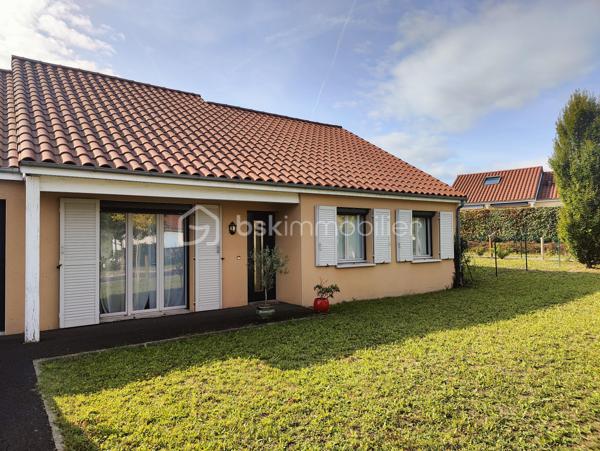 À vendre sur la commune recherchée de Le Cendre, découvrez cette belle maison de plain-pied construite en 2011, d’une surface habitable de 114 m², implantée sur une parcelle de 780 m².

Elle se compose d’un vaste double séjour lumineux de 55 m² avec cuisine ouverte, offrant un bel espace de vie convivial. Une porte-fenêtre donne accès direct au jardin et à une terrasse exposée plein sud, idéale pour profiter des beaux jours.

La partie nuit comprend :

3 chambres avec placard dont 1 suite parentale avec salle d'eau.

1 bureau (pouvant servir de chambre d’appoint),

1 salle de bain avec WC,


Côté confort et équipements :

Chauffage au gaz complété par une climatisation réversible,

Volets roulants électriques,

Garage avec porte automatique,

Carport pour stationnement supplémentaire.

💰 Taxe foncière : 1 610 €

✅ Maison récente (2011) et fonctionnelle
✅ Terrasse plein sud
✅ Terrain de 780 m²
✅ Chauffage gaz + climatisation réversible
✅ Garage + carport

📍 Une opportunité rare sur le secteur de Le Cendre !