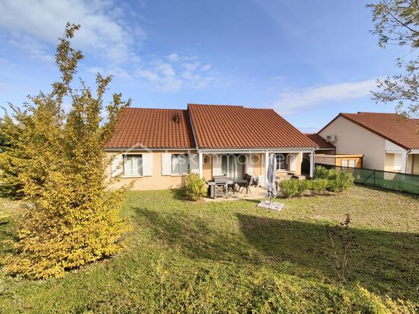 À vendre sur la commune recherchée de Le Cendre, découvrez cette belle maison de plain-pied construite en 2011, d’une surface habitable de 114 m², implantée sur une parcelle de 780 m².

Elle se compose d’un vaste double séjour lumineux de 55 m² avec cuisine ouverte, offrant un bel espace de vie convivial. Une porte-fenêtre donne accès direct au jardin et à une terrasse exposée plein sud, idéale pour profiter des beaux jours.

La partie nuit comprend :

3 chambres avec placard dont 1 suite parentale avec salle d'eau.

1 bureau (pouvant servir de chambre d’appoint),

1 salle de bain avec WC,


Côté confort et équipements :

Chauffage au gaz complété par une climatisation réversible,

Volets roulants électriques,

Garage avec porte automatique,

Carport pour stationnement supplémentaire.

💰 Taxe foncière : 1 610 €

✅ Maison récente (2011) et fonctionnelle
✅ Terrasse plein sud
✅ Terrain de 780 m²
✅ Chauffage gaz + climatisation réversible
✅ Garage + carport

📍 Une opportunité rare sur le secteur de Le Cendre !