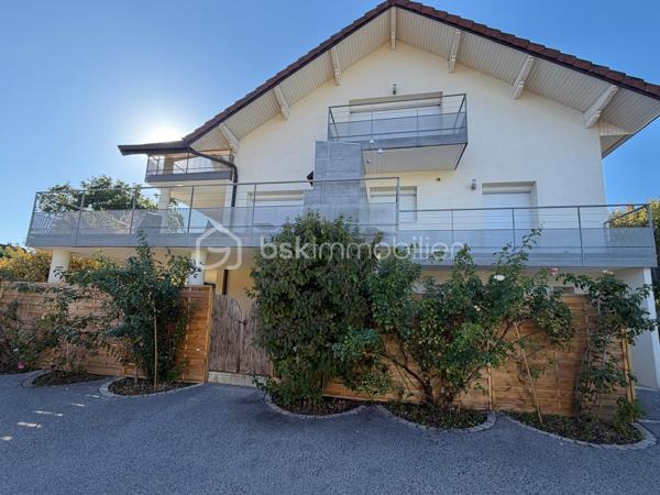 Découvrez ce charmant T2 de 33,32 m² situé au rez-de-jardin d’une maison divisée en trois appartements dans un environnement très calme.
Il se compose d’une cuisine aménagée ouverte sur un agréable séjour/salle à manger doté d’une grande baies vitrée ouvrant sur une terrasse de plus de 40 m2 orientée ouest, d’une chambre avec placard intégré, ainsi que d’une salle d’eau avec WC et grand placard.
Vous bénéficierez également d’une cave et d’une place de stationnement privative dans une cour sécurisée.
Chauffage au sol collectif par pompe à chaleur avec compteurs individuels. Volets roulants électriques. DPE C. 
Taxe foncière 720€
Charges de copro : environ 100€ par mois (chauffage et eau chaude compris)
Contact et visites 7/7