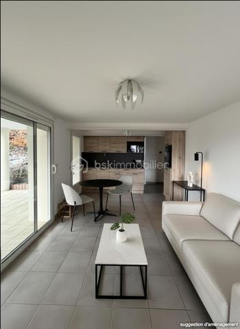 Découvrez ce charmant T2 de 33,32 m² situé au rez-de-jardin d’une maison divisée en trois appartements dans un environnement très calme.
Il se compose d’une cuisine aménagée ouverte sur un agréable séjour/salle à manger doté d’une grande baies vitrée ouvrant sur une terrasse de plus de 40 m2 orientée ouest, d’une chambre avec placard intégré, ainsi que d’une salle d’eau avec WC et grand placard.
Vous bénéficierez également d’une cave et d’une place de stationnement privative dans une cour sécurisée.
Chauffage au sol collectif par pompe à chaleur avec compteurs individuels. Volets roulants électriques. DPE C. 
Taxe foncière 720€
Charges de copro : environ 100€ par mois (chauffage et eau chaude compris)
Contact et visites 7/7