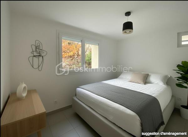 Découvrez ce charmant T2 de 33,32 m² situé au rez-de-jardin d’une maison divisée en trois appartements dans un environnement très calme.
Il se compose d’une cuisine aménagée ouverte sur un agréable séjour/salle à manger doté d’une grande baies vitrée ouvrant sur une terrasse de plus de 40 m2 orientée ouest, d’une chambre avec placard intégré, ainsi que d’une salle d’eau avec WC et grand placard.
Vous bénéficierez également d’une cave et d’une place de stationnement privative dans une cour sécurisée.
Chauffage au sol collectif par pompe à chaleur avec compteurs individuels. Volets roulants électriques. DPE C. 
Taxe foncière 720€
Charges de copro : environ 100€ par mois (chauffage et eau chaude compris)
Contact et visites 7/7
