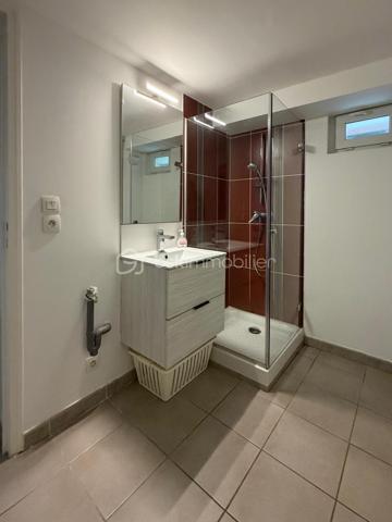 Découvrez ce charmant T2 de 33,32 m² situé au rez-de-jardin d’une maison divisée en trois appartements dans un environnement très calme.
Il se compose d’une cuisine aménagée ouverte sur un agréable séjour/salle à manger doté d’une grande baies vitrée ouvrant sur une terrasse de plus de 40 m2 orientée ouest, d’une chambre avec placard intégré, ainsi que d’une salle d’eau avec WC et grand placard.
Vous bénéficierez également d’une cave et d’une place de stationnement privative dans une cour sécurisée.
Chauffage au sol collectif par pompe à chaleur avec compteurs individuels. Volets roulants électriques. DPE C. 
Taxe foncière 720€
Charges de copro : environ 100€ par mois (chauffage et eau chaude compris)
Contact et visites 7/7