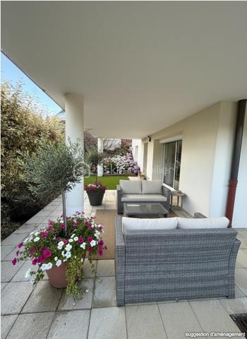 Découvrez ce charmant T2 de 33,32 m² situé au rez-de-jardin d’une maison divisée en trois appartements dans un environnement très calme.
Il se compose d’une cuisine aménagée ouverte sur un agréable séjour/salle à manger doté d’une grande baies vitrée ouvrant sur une terrasse de plus de 40 m2 orientée ouest, d’une chambre avec placard intégré, ainsi que d’une salle d’eau avec WC et grand placard.
Vous bénéficierez également d’une cave et d’une place de stationnement privative dans une cour sécurisée.
Chauffage au sol collectif par pompe à chaleur avec compteurs individuels. Volets roulants électriques. DPE C. 
Taxe foncière 720€
Charges de copro : environ 100€ par mois (chauffage et eau chaude compris)
Contact et visites 7/7