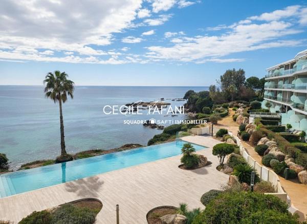 Superbe appartement de 70 m² avec vaste terrasse, vue mer, les pieds dans l’eau.