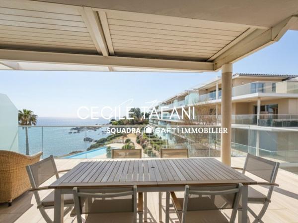 Superbe appartement de 70 m² avec vaste terrasse, vue mer, les pieds dans l’eau.