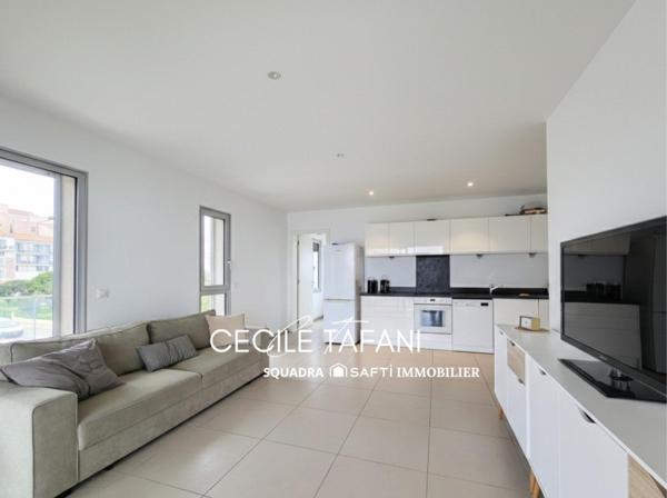 Superbe appartement de 70 m² avec vaste terrasse, vue mer, les pieds dans l’eau.