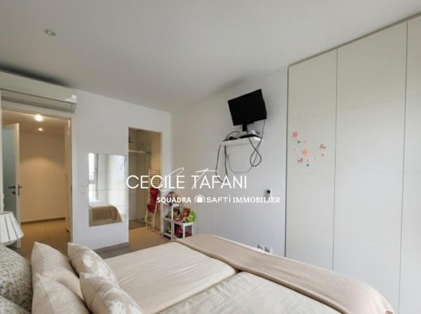 Superbe appartement de 70 m² avec vaste terrasse, vue mer, les pieds dans l’eau.