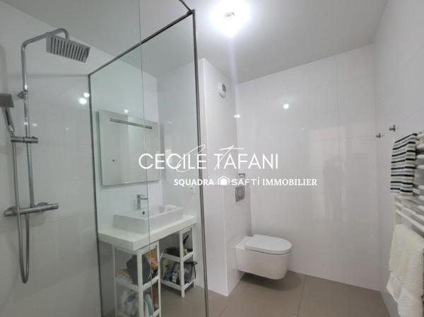 Superbe appartement de 70 m² avec vaste terrasse, vue mer, les pieds dans l’eau.