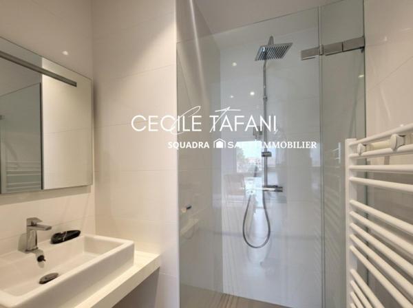 Superbe appartement de 70 m² avec vaste terrasse, vue mer, les pieds dans l’eau.