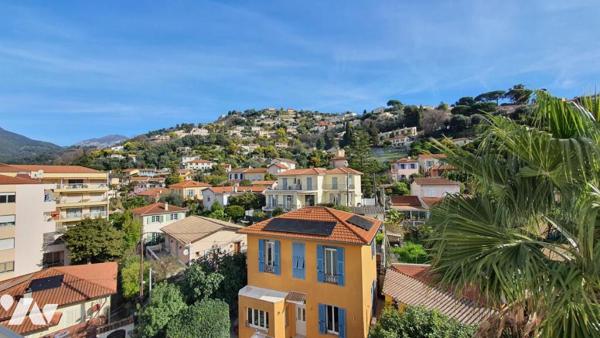 MENTON TROIS PIÉCES DERNIER ÉTAGE AVEC GARAGE.