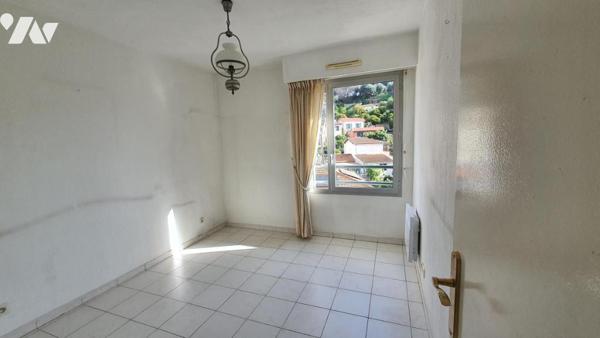 MENTON TROIS PIÉCES DERNIER ÉTAGE AVEC GARAGE.