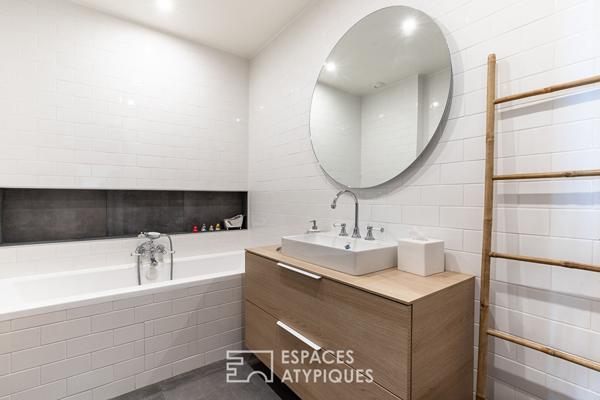 Duplex esprit loft avec séjour cathédrale et studio indépendant – Auteuil Sud