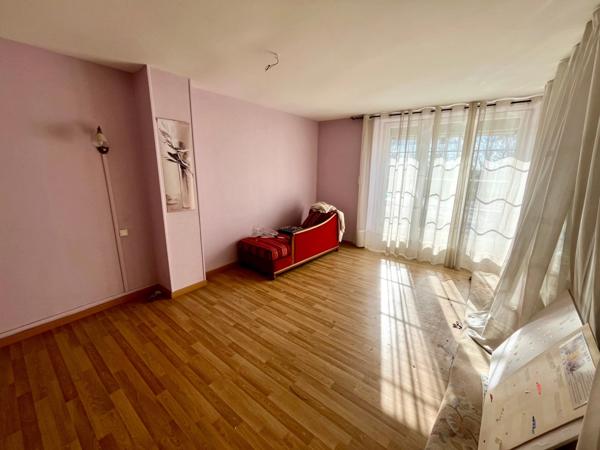 SAINTE HERMINE 85210 PROCHE DES GRANDS AXES FERMETTE RENOVEE 6 CHAMBRES AVEC ANNEXES GARAGE ET JARDIN