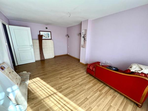 SAINTE HERMINE 85210 PROCHE DES GRANDS AXES FERMETTE RENOVEE 6 CHAMBRES AVEC ANNEXES GARAGE ET JARDIN