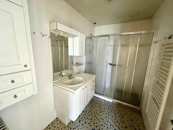 SAINTE HERMINE 85210 PROCHE DES GRANDS AXES FERMETTE RENOVEE 6 CHAMBRES AVEC ANNEXES GARAGE ET JARDIN