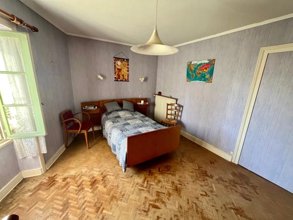 SAINTE HERMINE 85210 PROCHE DES GRANDS AXES FERMETTE RENOVEE 6 CHAMBRES AVEC ANNEXES GARAGE ET JARDIN