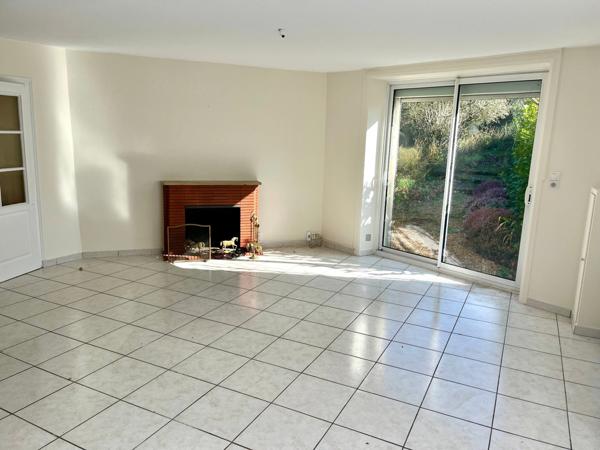 SAINTE HERMINE 85210 PROCHE DES GRANDS AXES FERMETTE RENOVEE 6 CHAMBRES AVEC ANNEXES GARAGE ET JARDIN