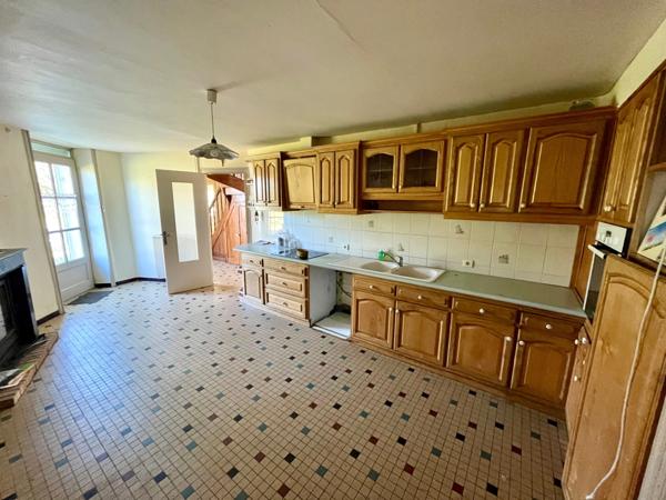 SAINTE HERMINE 85210 PROCHE DES GRANDS AXES FERMETTE RENOVEE 6 CHAMBRES AVEC ANNEXES GARAGE ET JARDIN