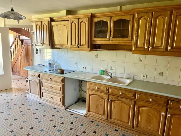 SAINTE HERMINE 85210 PROCHE DES GRANDS AXES FERMETTE RENOVEE 6 CHAMBRES AVEC ANNEXES GARAGE ET JARDIN