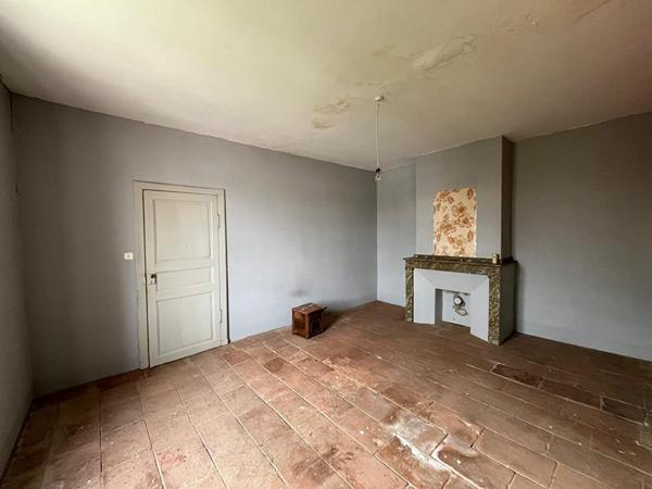 Ancienne bâtisse avec jardin située au centre de Bessières !